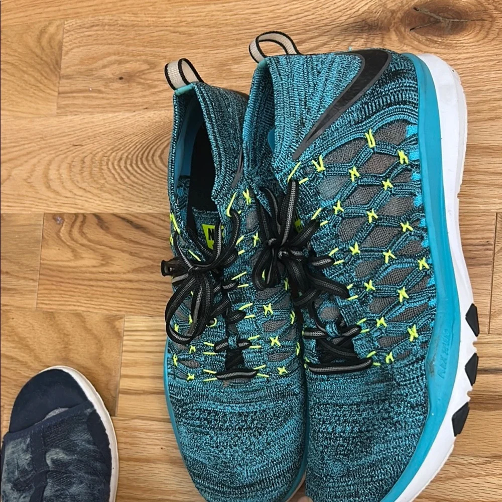 Nike Men's Blue and Yellow Running Shoes - Picture 3 of 17